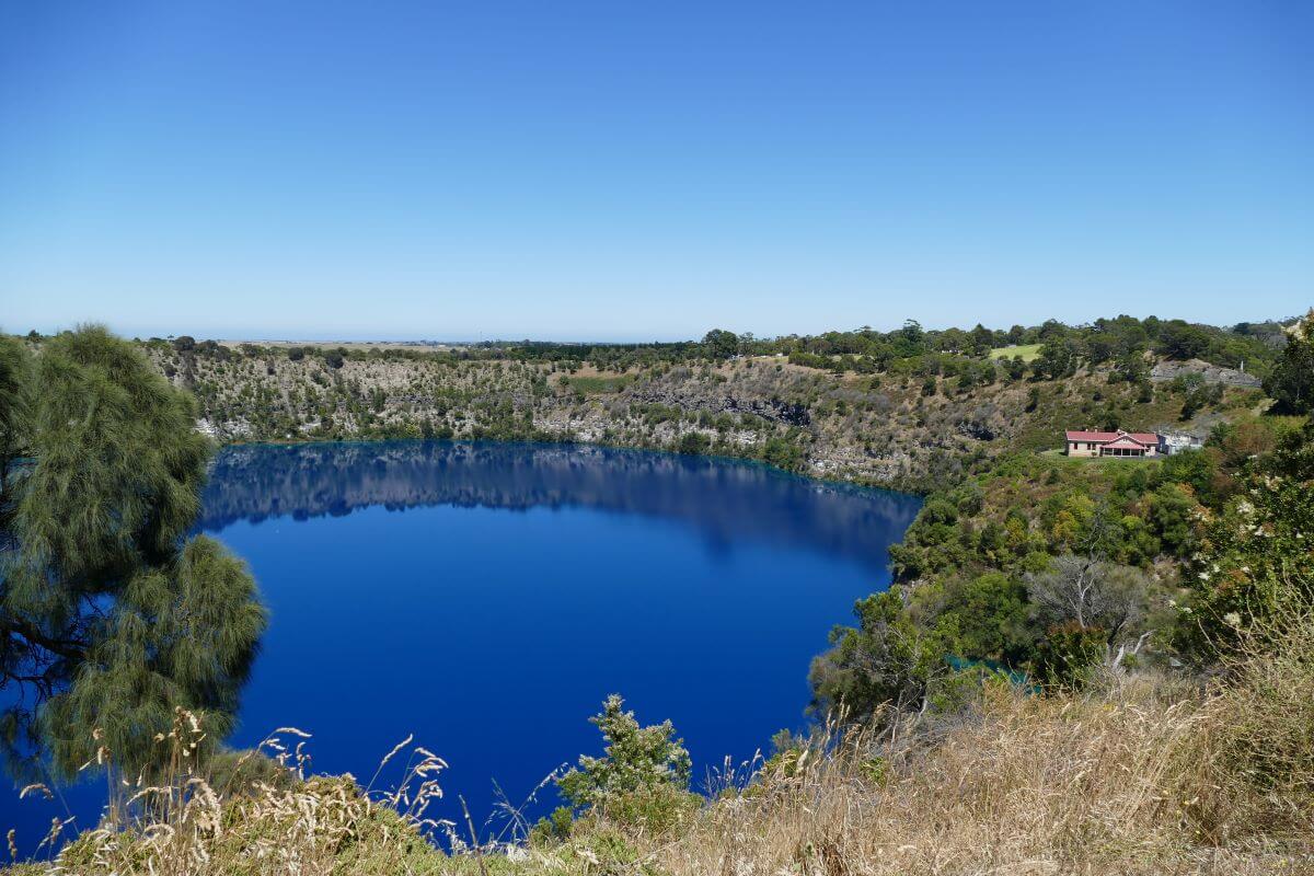 natural Australian landmarks - The Blue Lake